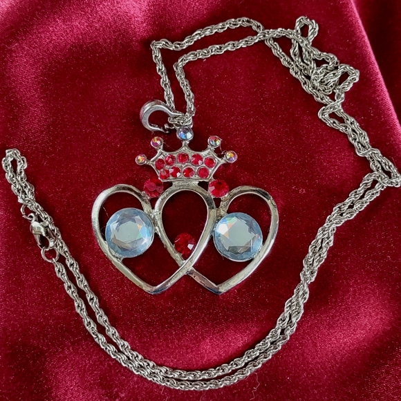 Crown of Hearts Celtic Pendant - Picture 7 of 9